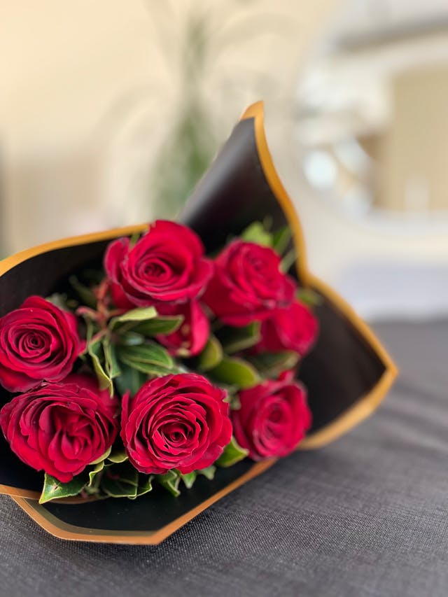 corona di rose rosse